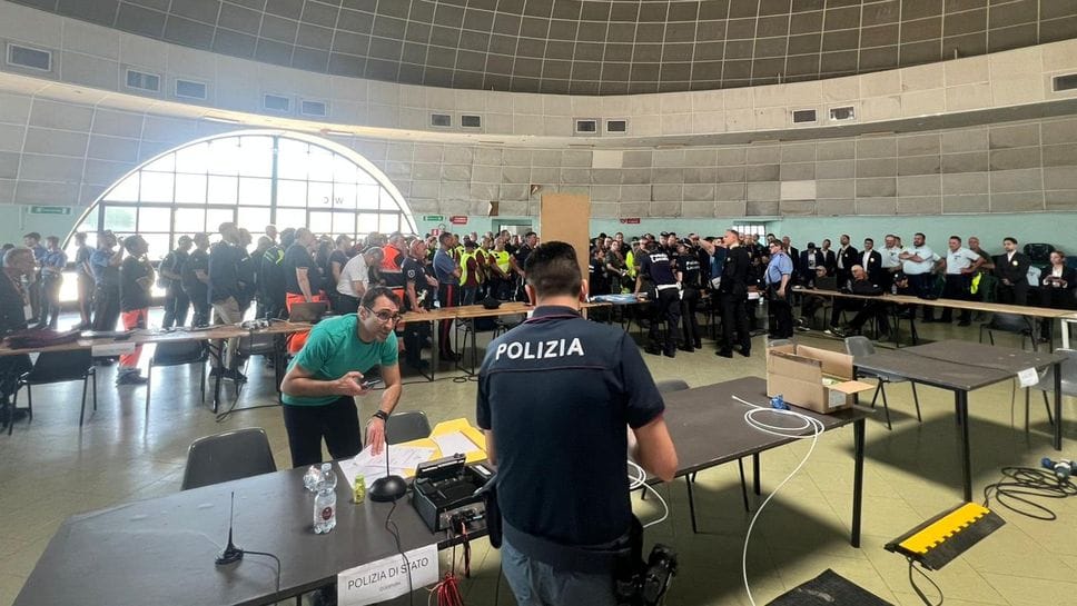 Papa a Sant’Angelo: allontanate due donne fuori di sè, bloccati in volo due droni fotografici