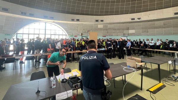 Papa a Sant’Angelo: allontanate due donne fuori di sè, bloccati in volo due droni fotografici