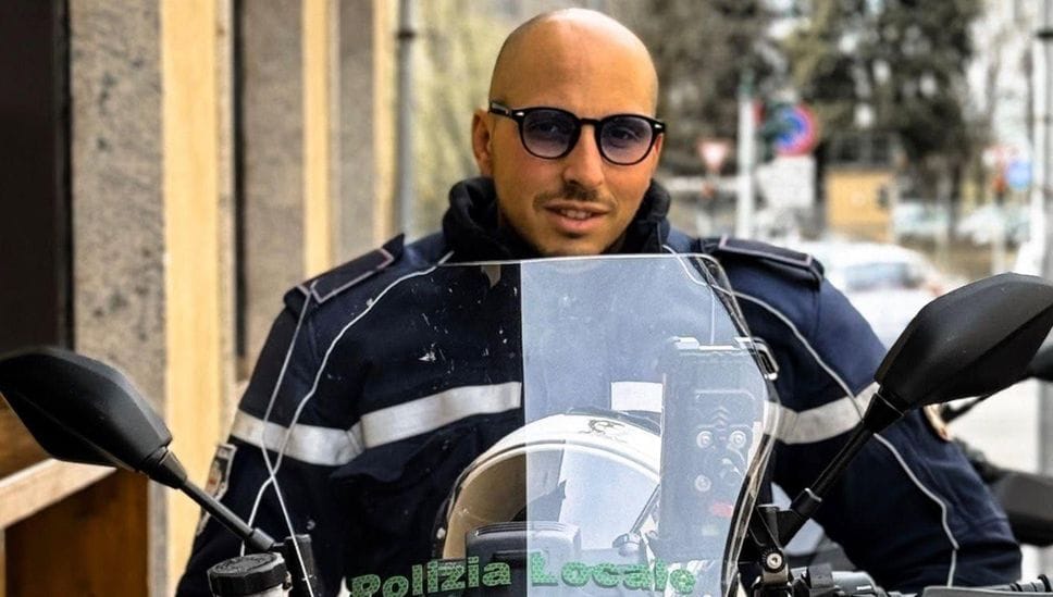 Agente muore a 39 anni durante l’inseguimento di un’auto pirata che aveva forzato un posto di blocco VIDEO