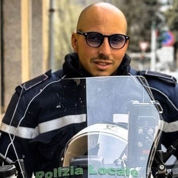 Agente muore a 39 anni durante l’inseguimento di un’auto pirata che aveva forzato un posto di blocco VIDEO