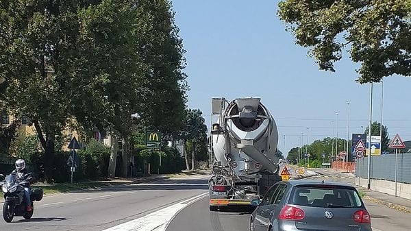 CARPIANO Si schianta con la sua auto contro un tir, 21enne in ospedale