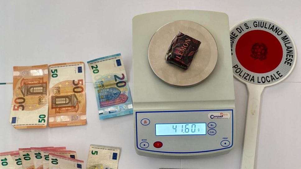 Fermato con 50 grammi di hascisc vicino a casa, un 20enne arrestato 