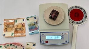 Fermato con 50 grammi di hascisc vicino a casa, un 20enne arrestato 