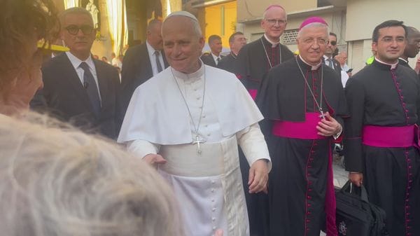 L’uscita del Papa dalla basilica con il vescovo
