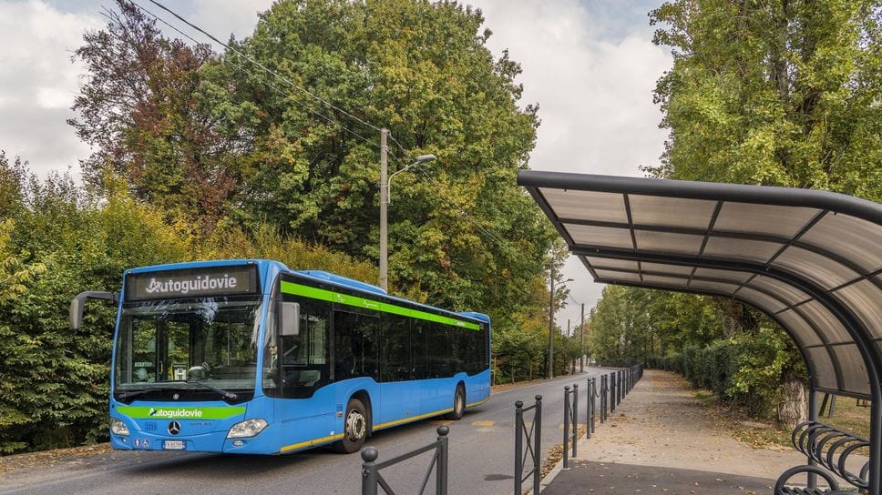 ZELO «Viaggiare stipati all’alba e senza aria condizionata nel pomeriggio, nonostante un abbonamento da oltre 77 euro al mese»