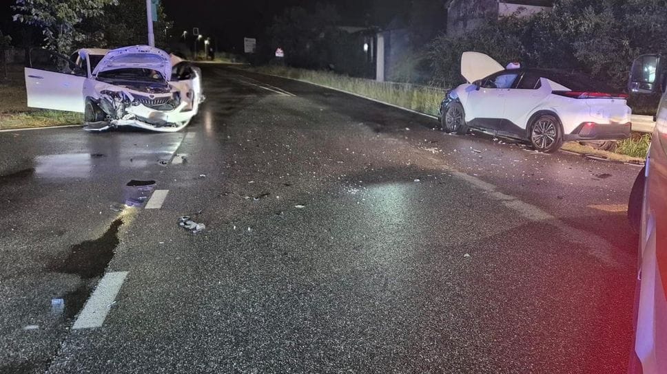 Violento frontale nella notte a Ospedaletto: tre feriti, distrutto un taxi