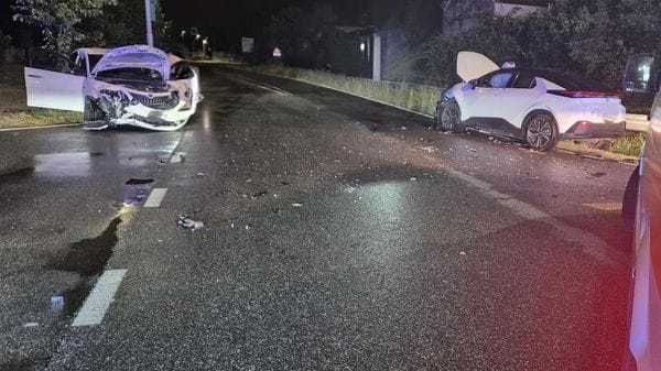 Violento frontale nella notte a Ospedaletto: tre feriti, distrutto un taxi
