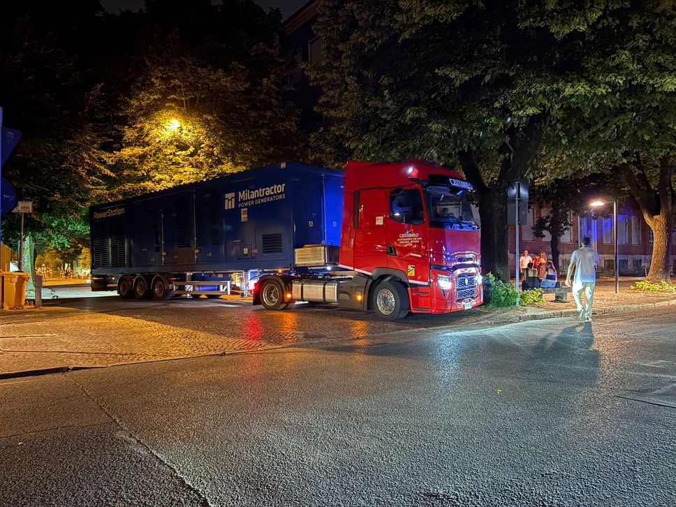 EMERGENZA CALDO Maxi blackout a Lodi: nella notte tra venerdì e sabato si continua a lavorare e arrivano i Tir con le power station per riattivare la corrente. Il sindaco Furegato sul posto