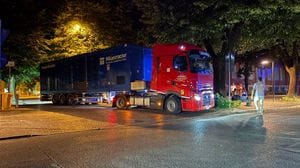 EMERGENZA CALDO Maxi blackout a Lodi: nella notte tra venerdì e sabato si continua a lavorare e arrivano i Tir con le power station per riattivare la corrente. Il sindaco Furegato sul posto