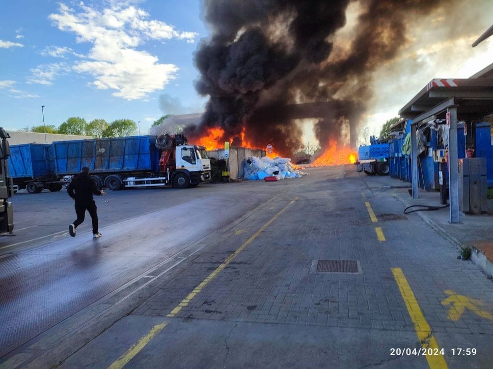Fiamme in un deposito di rifiuti