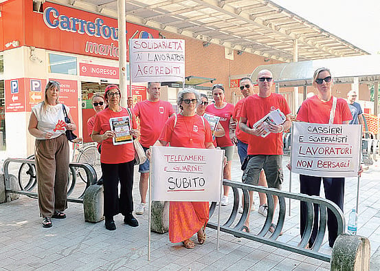 Sicurezza nei supermercati del Lodigiano, guardie giurate al Carrefour di viale Italia a Lodi