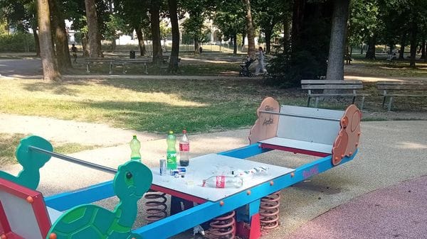 Vandalismi e rifiuti all’Isola Carolina con bivacchi nelle ore notturne