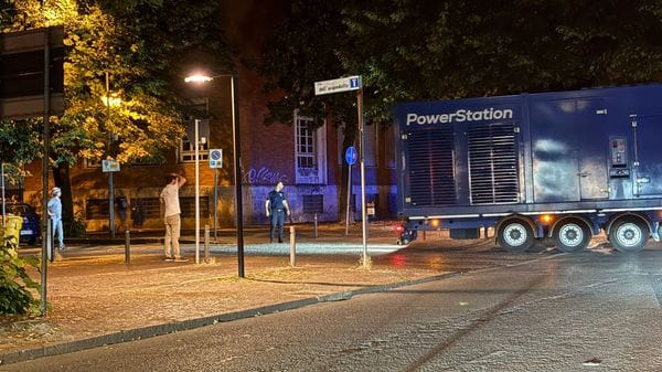 Non manca la corrente per la troppa richiesta, ma è la rete che si surriscalda: ecco i motivi dei lunghi blackout a Lodi e Sant’Angelo. Dopo il disastro di venerdì, sabato con il fiato sospeso e qualche altro distacco. E i negozianti preparano le richieste danni verso il gestore 