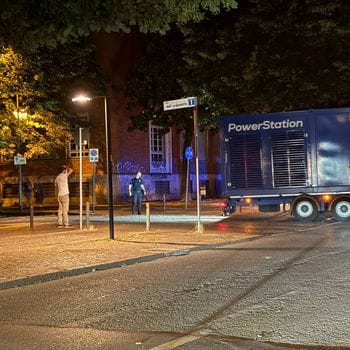 Non manca la corrente per la troppa richiesta, ma è la rete che si surriscalda: ecco i motivi dei lunghi blackout a Lodi e Sant’Angelo. Dopo il disastro di venerdì, sabato con il fiato sospeso e qualche altro distacco. E i negozianti preparano le richieste danni verso il gestore 