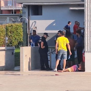 Pomeriggio di follia in piscina: carabinieri e polizia locale bloccano un uomo prima che capiti il peggio. Militare si tuffa in vasca durante l’inseguimento