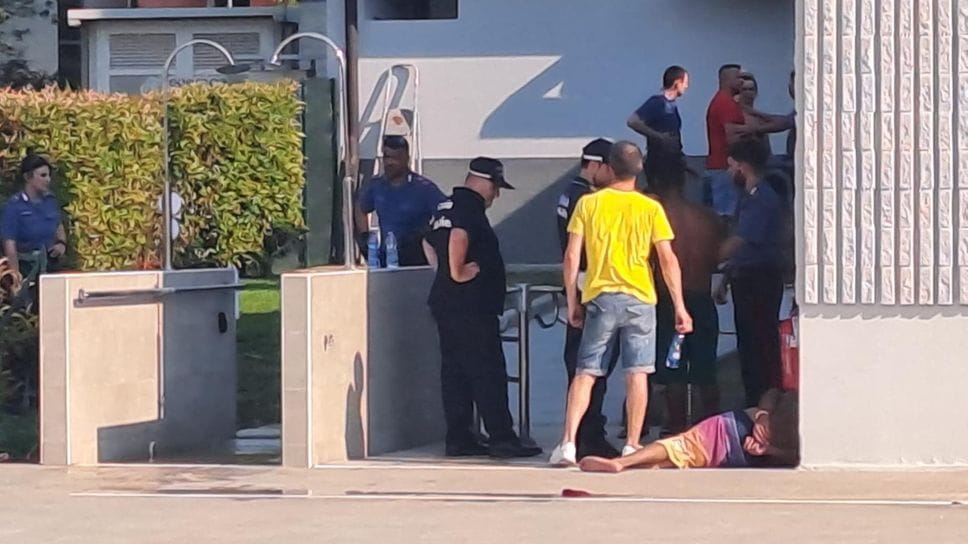 Pomeriggio di follia in piscina: carabinieri e polizia locale bloccano un uomo prima che capiti il peggio. Militare si tuffa in vasca durante l’inseguimento
