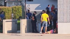 Pomeriggio di follia in piscina: carabinieri e polizia locale bloccano un uomo prima che capiti il peggio. Militare si tuffa in vasca durante l’inseguimento