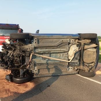 Alba di paura per una 21enne, che si ribalta con la sua auto