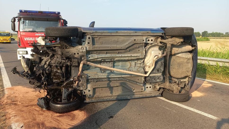 Alba di paura per una 21enne, che si ribalta con la sua auto