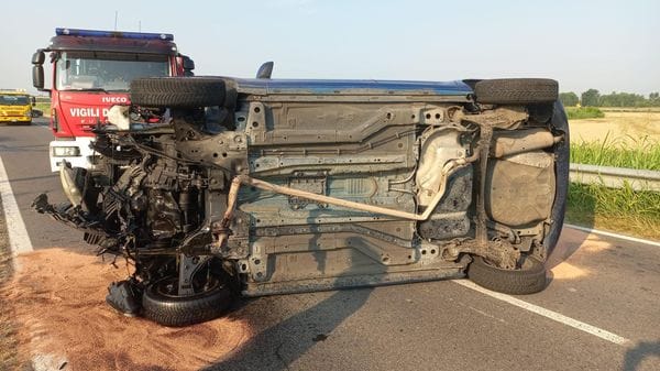 Alba di paura per una 21enne, che si ribalta con la sua auto