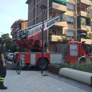 Donna cade in casa, i vigili del fuoco la “salvano” calandola dall’alto