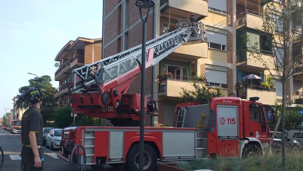Donna cade in casa, i vigili del fuoco la “salvano” calandola dall’alto
