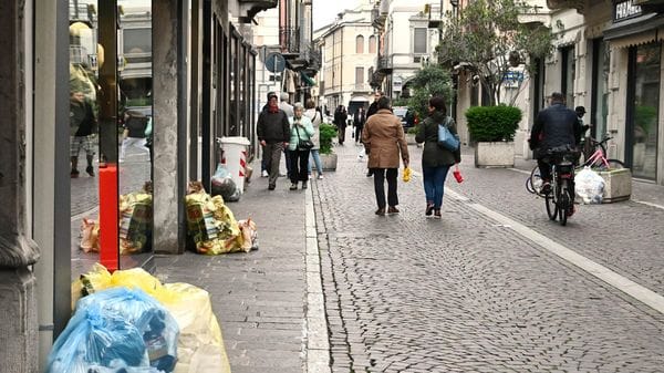 Raccolta rifiuti a Lodi, addio alle campane per il vetro