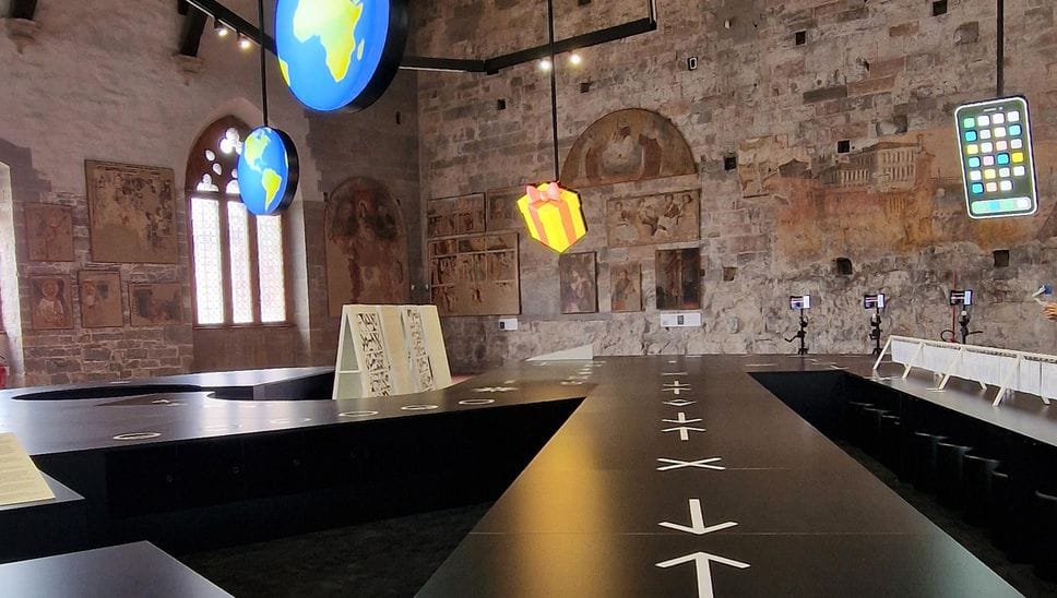 Tabula plena, l’installazione all’interno del Palazzo della Ragione  a Bergamo