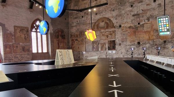 Tabula plena, l’installazione all’interno del Palazzo della Ragione  a Bergamo