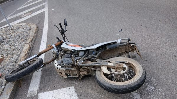 Zelo, schianto con un’auto:  motociclista 54enne sbalzato sul parabrezza e poi sull’asfalto