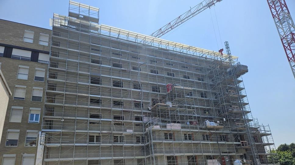 Il nuovo Policlinico prende forma: svettano i 9 piani del “corpo volano”