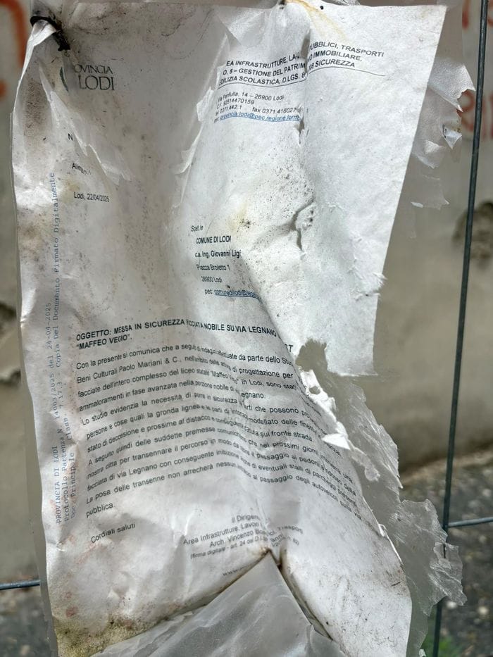 Intonaco e grondaia della scuola pericolanti, transenne in via Legnano da più di un anno