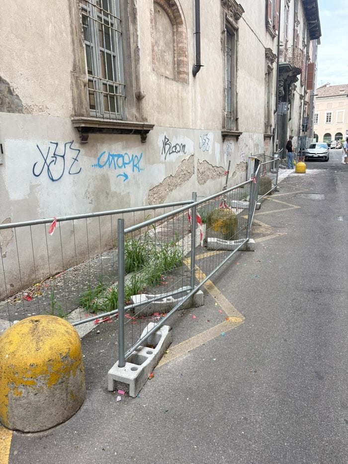 Intonaco e grondaia della scuola pericolanti, transenne in via Legnano da più di un anno