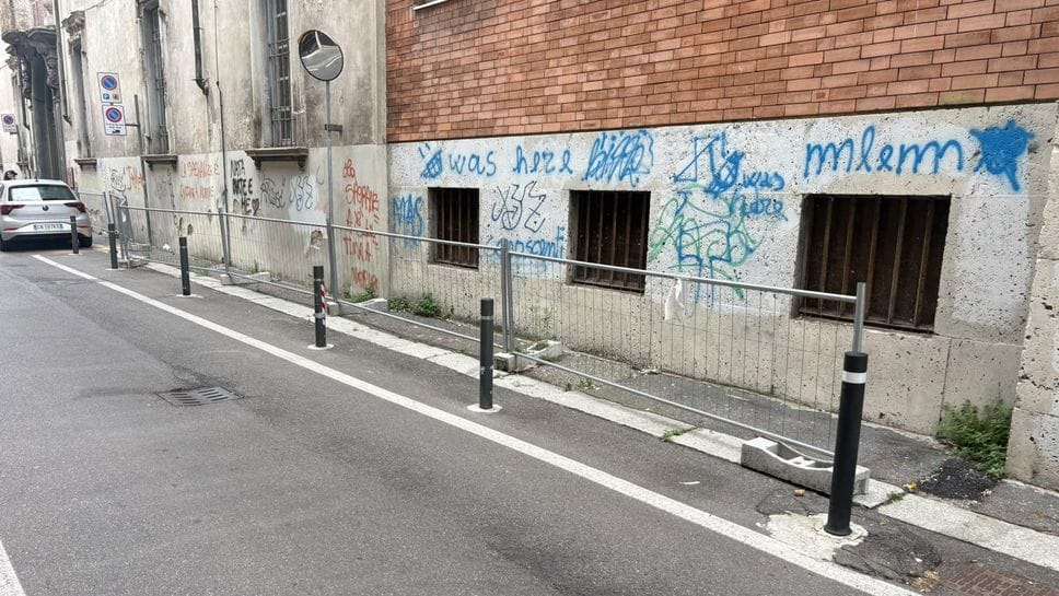 Intonaco e grondaia della scuola pericolanti, transenne in via Legnano da più di un anno