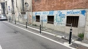 Intonaco e grondaia della scuola pericolanti, transenne in via Legnano da più di un anno
