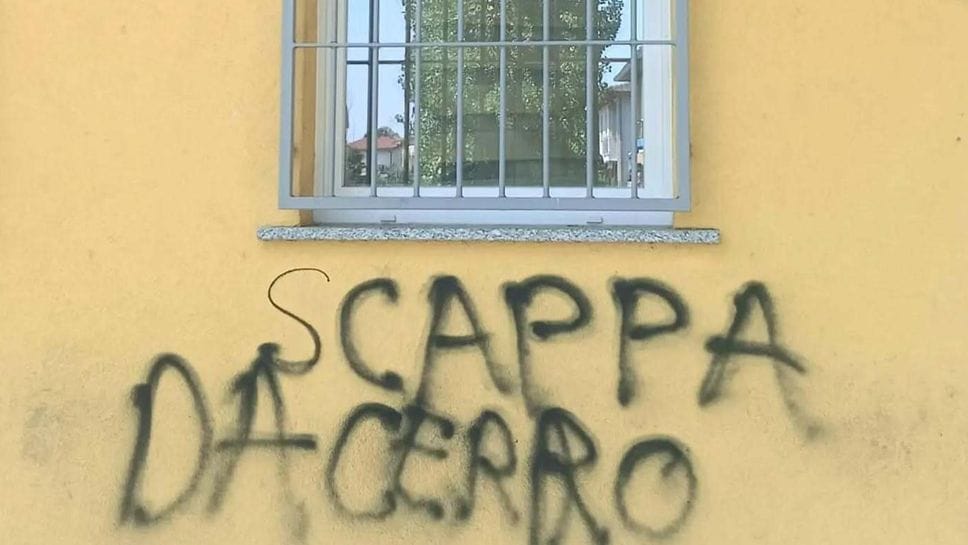 Minacce sui muri del circolo giovanile Joins e uffici messi a soqquadro nella notte