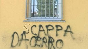 Minacce sui muri del circolo giovanile Joins e uffici messi a soqquadro nella notte