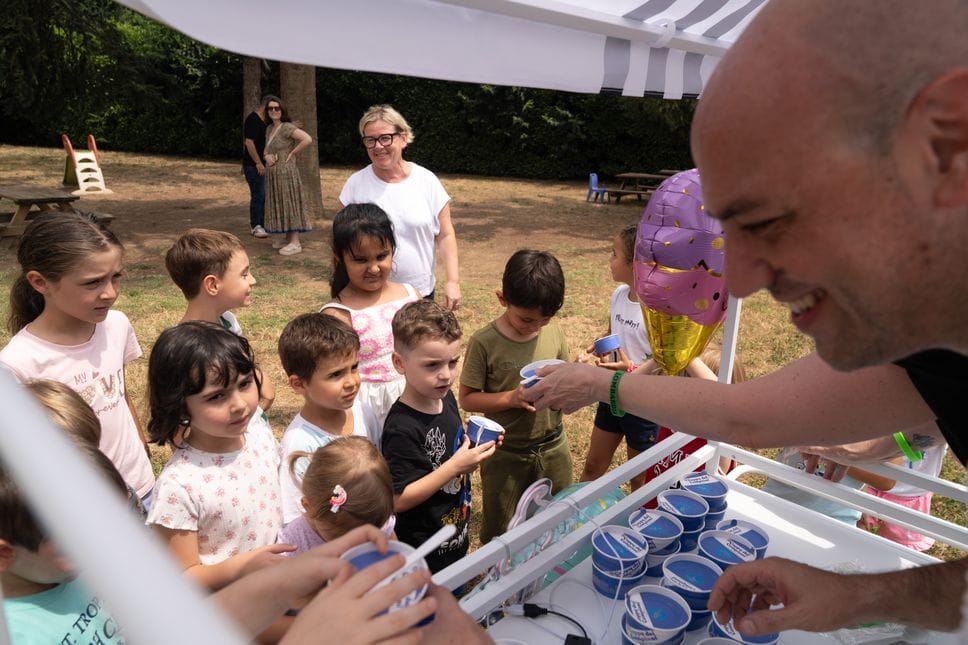 Passerini gelataio per i bambini dell’infanzia