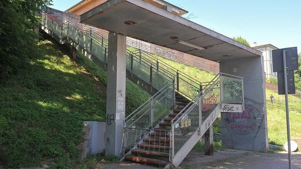 La scalinata in via Secondo Cremonesi che collega la città bassa con il centro è chiusa da diverso tempo (foto Ribolini)