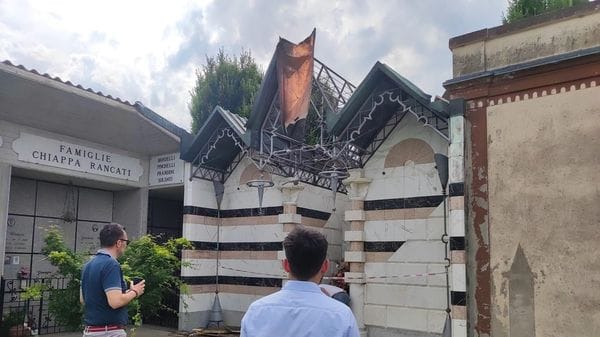 Furto di rame al cimitero: i ladri fuggiti nei campi