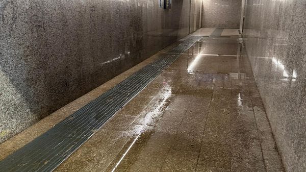 Sottopasso ancora allagato, pendolari sul piede di guerra