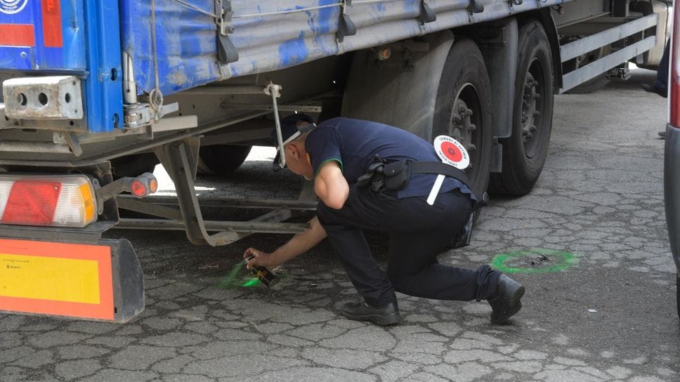 VIDEO Travolta da un camion in manovra, 74enne lotta fra la vita e la morte