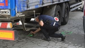 VIDEO Travolta da un camion in manovra, 74enne lotta fra la vita e la morte