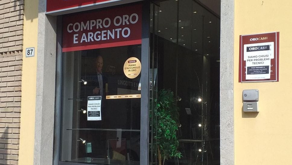 Vetrina presa a picconate al “Compro oro” di Melegnano e porta scardinata: maxi furto in pieno centro