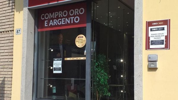 Vetrina presa a picconate al “Compro oro” di Melegnano e porta scardinata: maxi furto in pieno centro