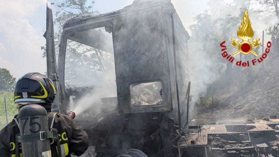 Incendio in autostrada: brucia un camion