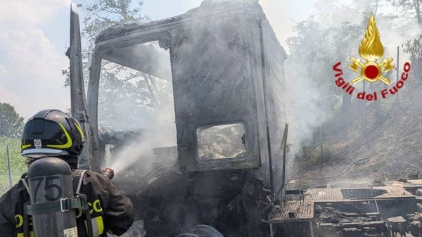 Incendio in autostrada: brucia un camion