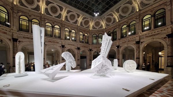 Milano celebra Arnaldo Pomodoro