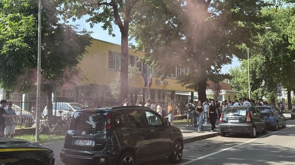 Sorrisi, nostalgia, ma anche petardi e bottiglie: è l’ultimo giorno di scuola