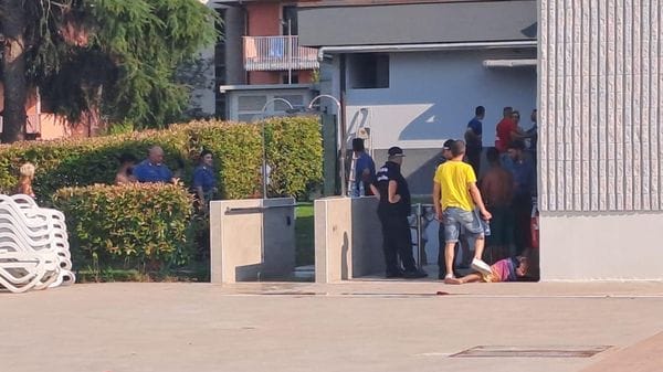  Caos in piscina a Sant’Angelo: «Ringraziamo agenti e Arma, a tanti è dispiaciuto vedere i due arrestati uscire lunedì dal tribunale»